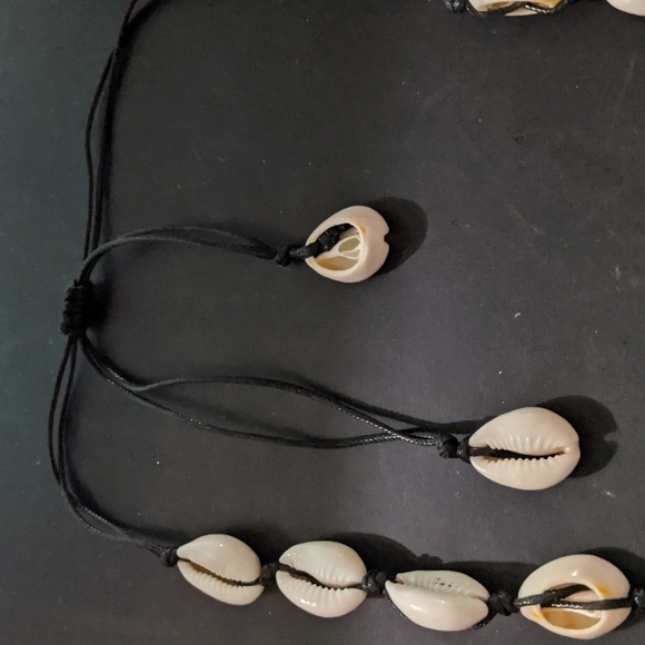 Natural Sea Shell Cowrie Shell Puka Beaded Slide Knot Style Statement Necklace - Picture 3 of 4